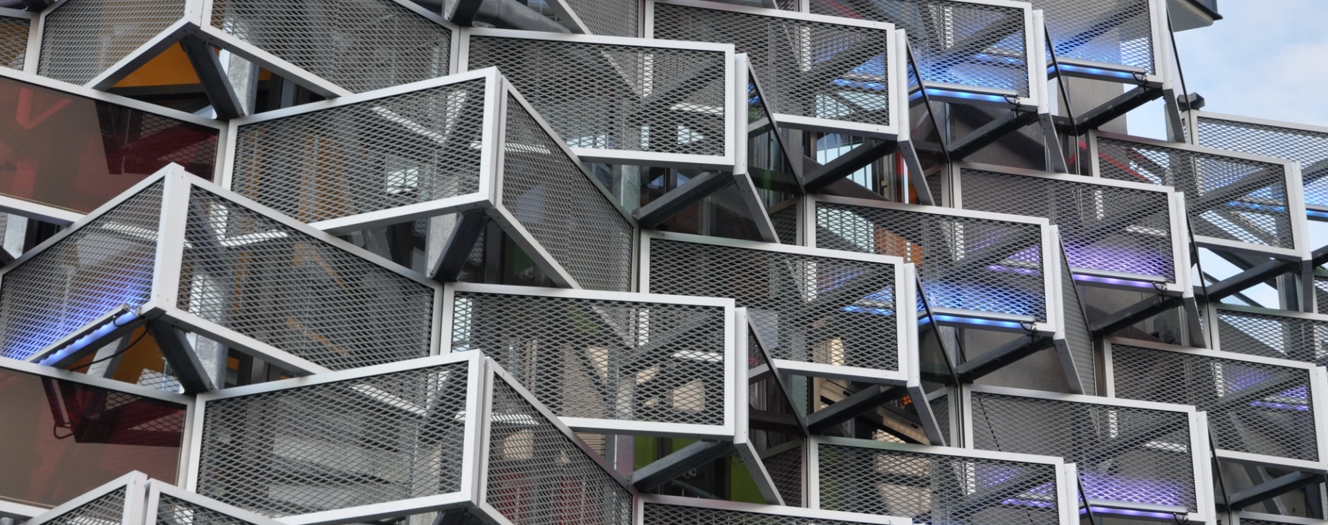 建筑裝飾孔鋼板網安裝在建筑外墻。