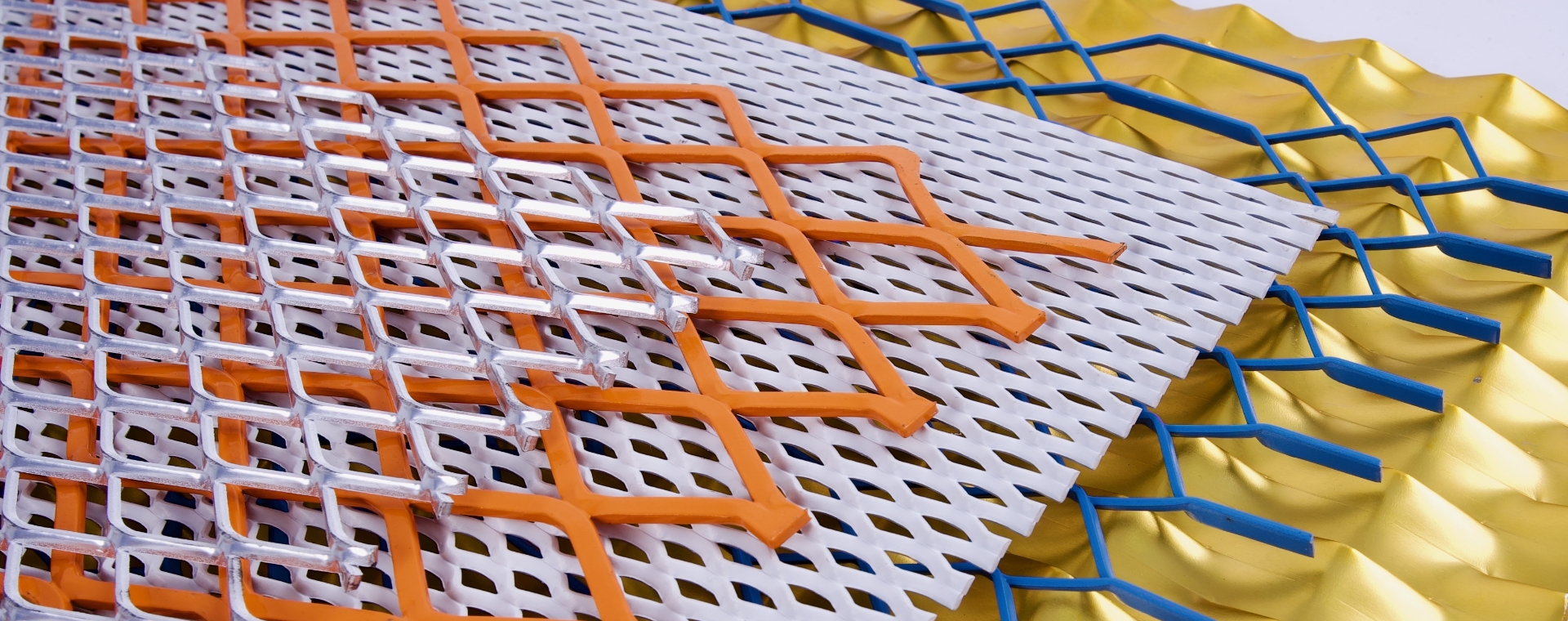 5個不同顏色的鋼板網片放在一起。